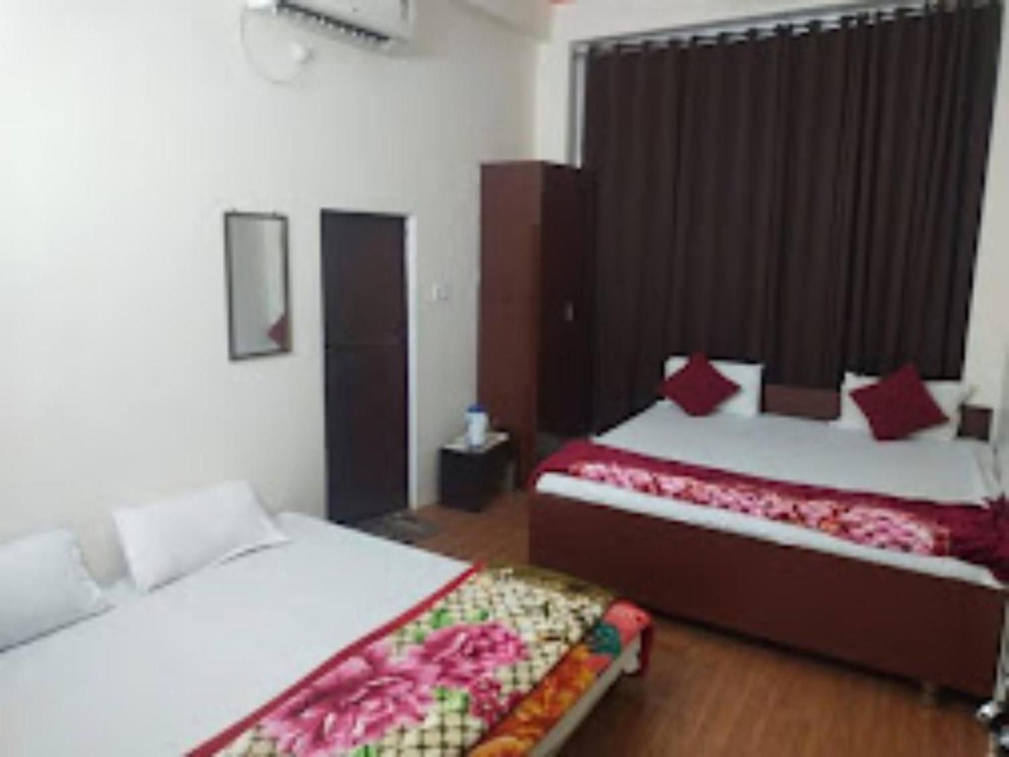 Goroomgo Varanasi Paradise Varanasi - Parking & Restaurant Available - Perfect Location And Comfortable Room מראה חיצוני תמונה
