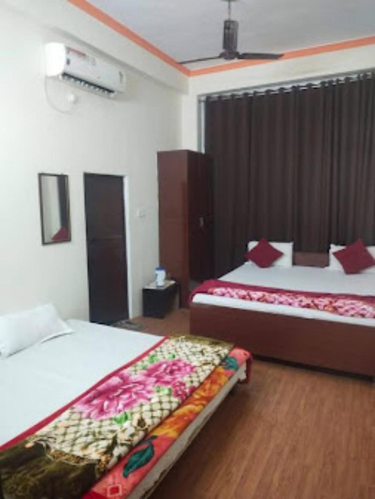 Goroomgo Varanasi Paradise Varanasi - Parking & Restaurant Available - Perfect Location And Comfortable Room מראה חיצוני תמונה