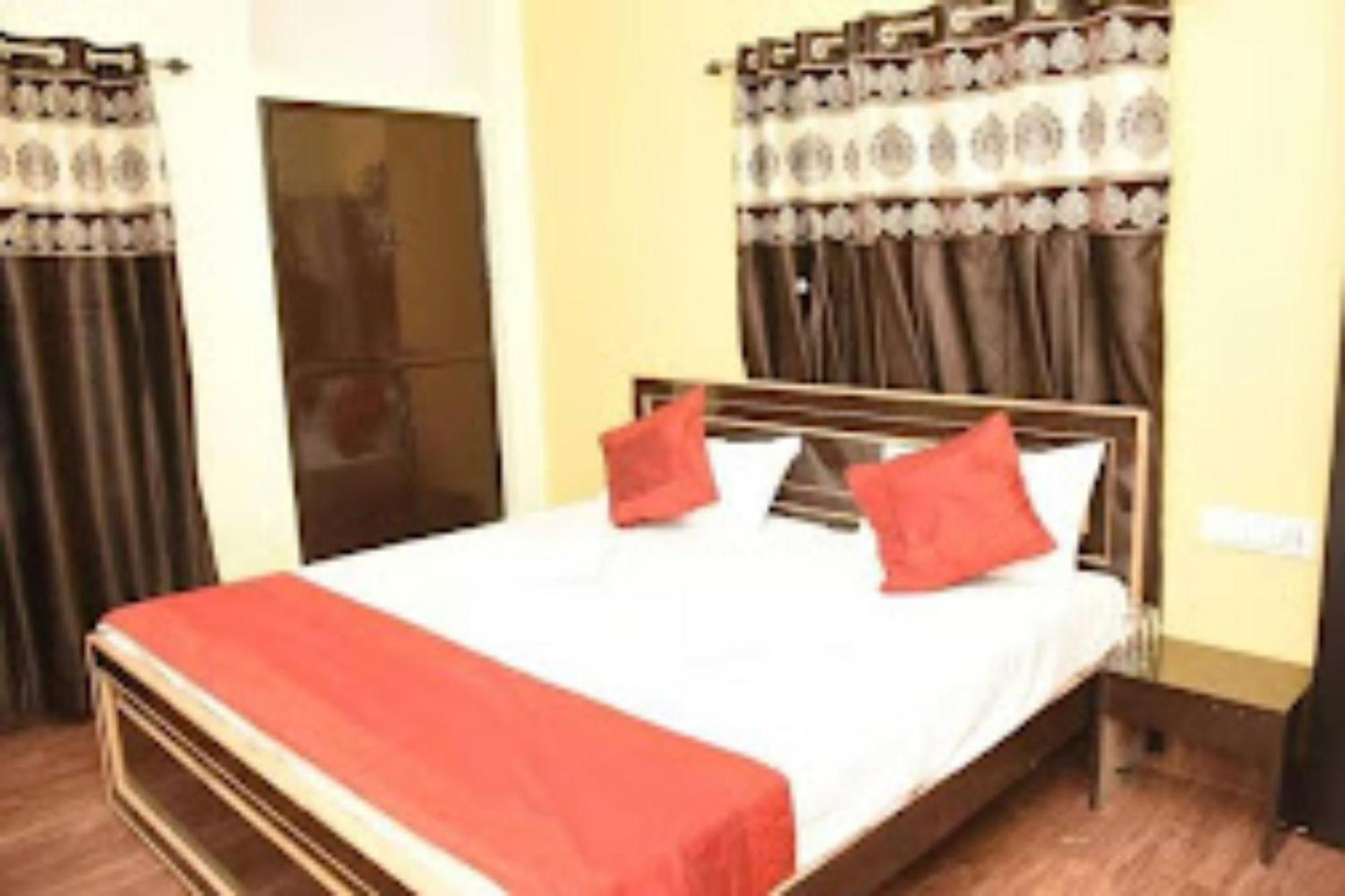 Goroomgo Varanasi Paradise Varanasi - Parking & Restaurant Available - Perfect Location And Comfortable Room מראה חיצוני תמונה