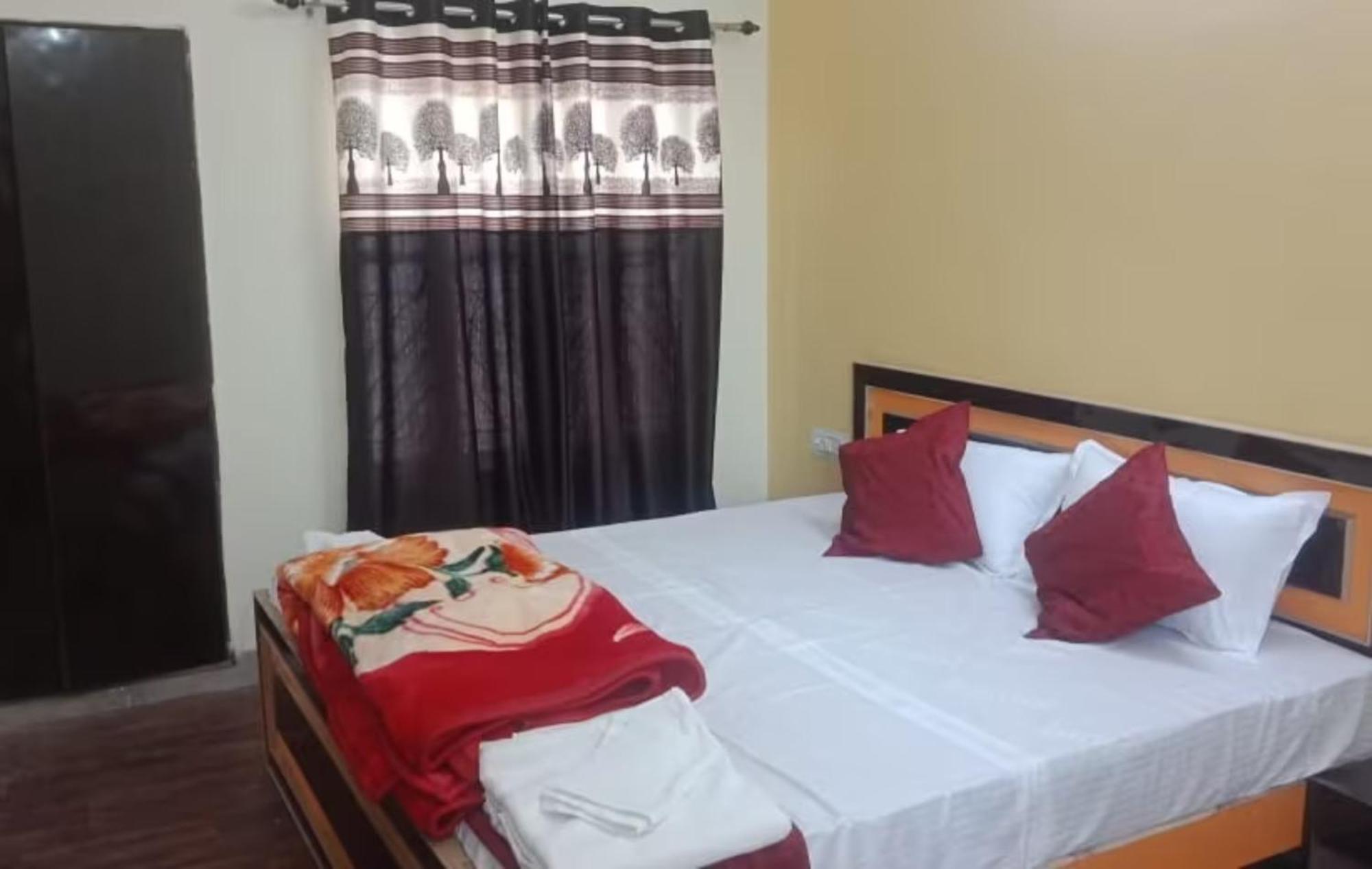 Goroomgo Varanasi Paradise Varanasi - Parking & Restaurant Available - Perfect Location And Comfortable Room מראה חיצוני תמונה