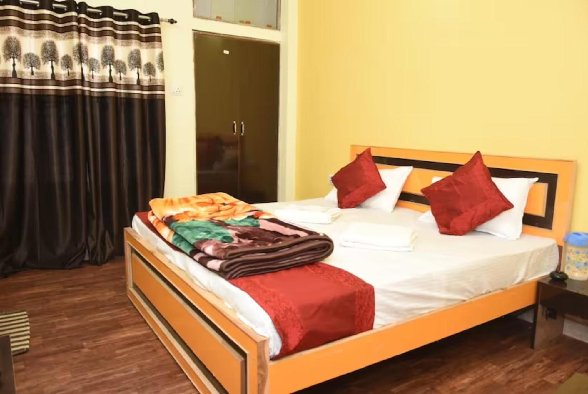 Goroomgo Varanasi Paradise Varanasi - Parking & Restaurant Available - Perfect Location And Comfortable Room מראה חיצוני תמונה