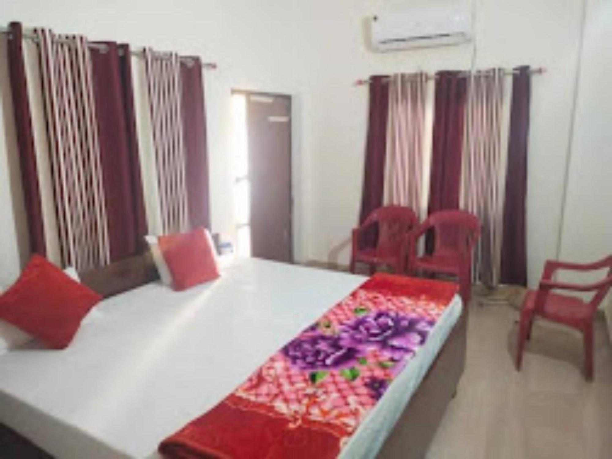 Goroomgo Varanasi Paradise Varanasi - Parking & Restaurant Available - Perfect Location And Comfortable Room מראה חיצוני תמונה