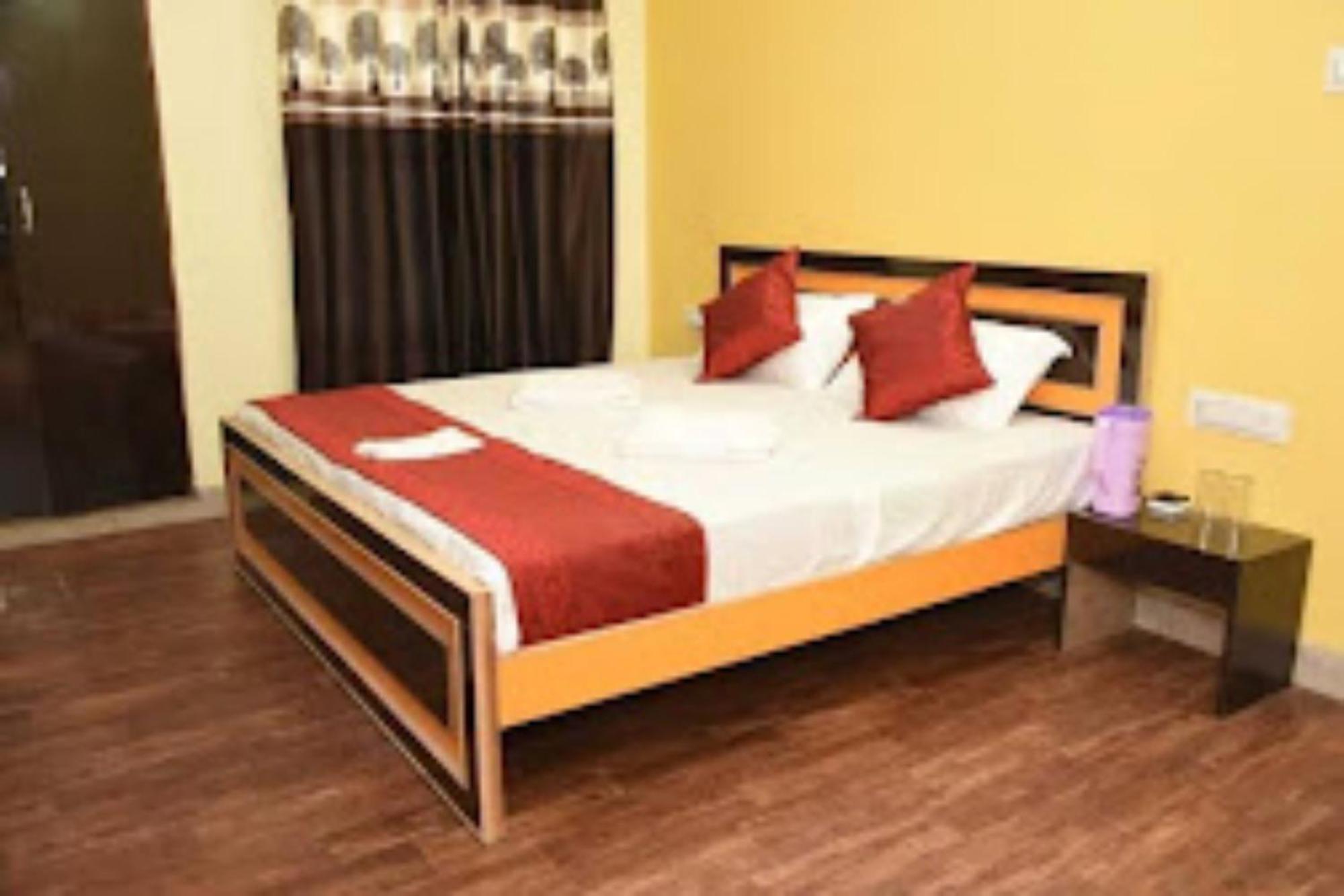 Goroomgo Varanasi Paradise Varanasi - Parking & Restaurant Available - Perfect Location And Comfortable Room מראה חיצוני תמונה