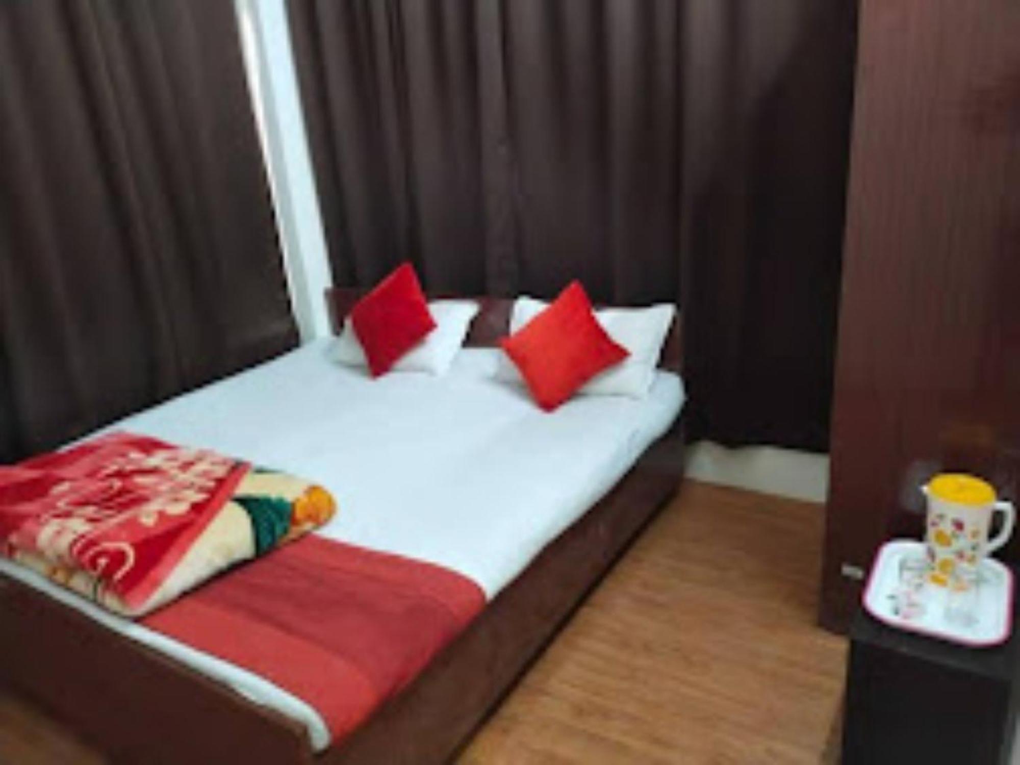 Goroomgo Varanasi Paradise Varanasi - Parking & Restaurant Available - Perfect Location And Comfortable Room מראה חיצוני תמונה