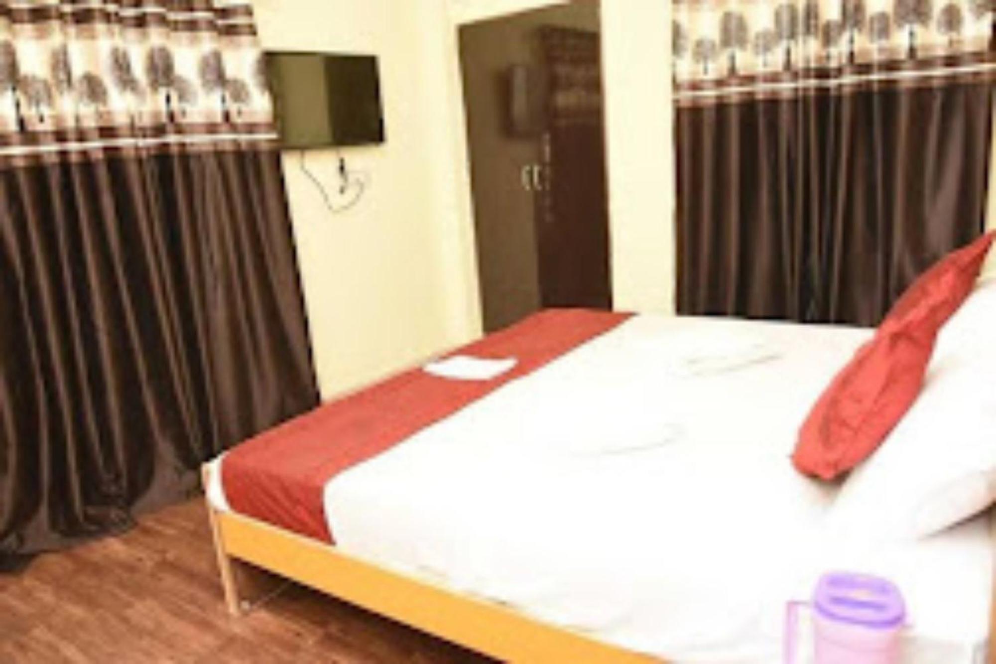 Goroomgo Varanasi Paradise Varanasi - Parking & Restaurant Available - Perfect Location And Comfortable Room מראה חיצוני תמונה