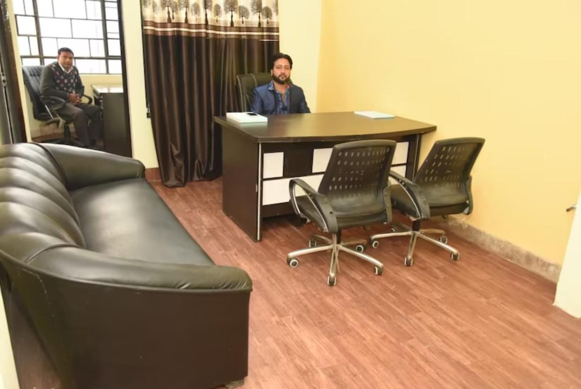 Goroomgo Varanasi Paradise Varanasi - Parking & Restaurant Available - Perfect Location And Comfortable Room מראה חיצוני תמונה