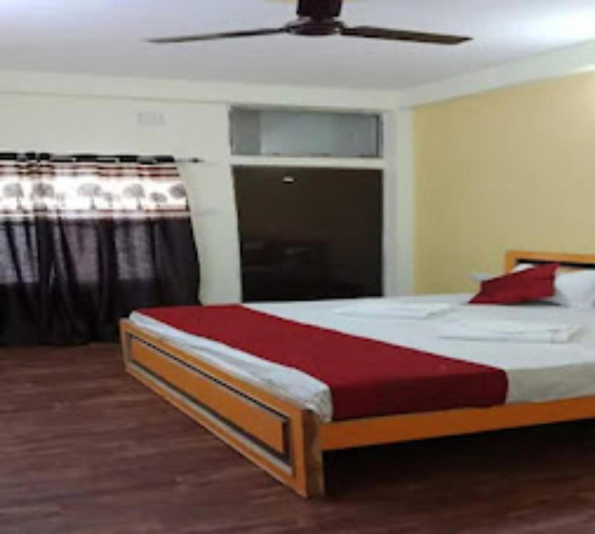 Goroomgo Varanasi Paradise Varanasi - Parking & Restaurant Available - Perfect Location And Comfortable Room מראה חיצוני תמונה