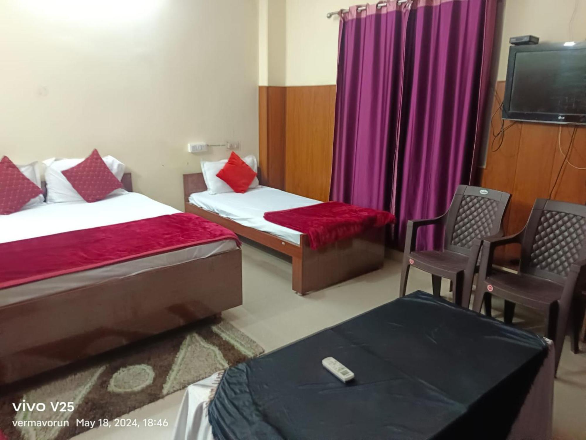 Goroomgo Varanasi Paradise Varanasi - Parking & Restaurant Available - Perfect Location And Comfortable Room מראה חיצוני תמונה