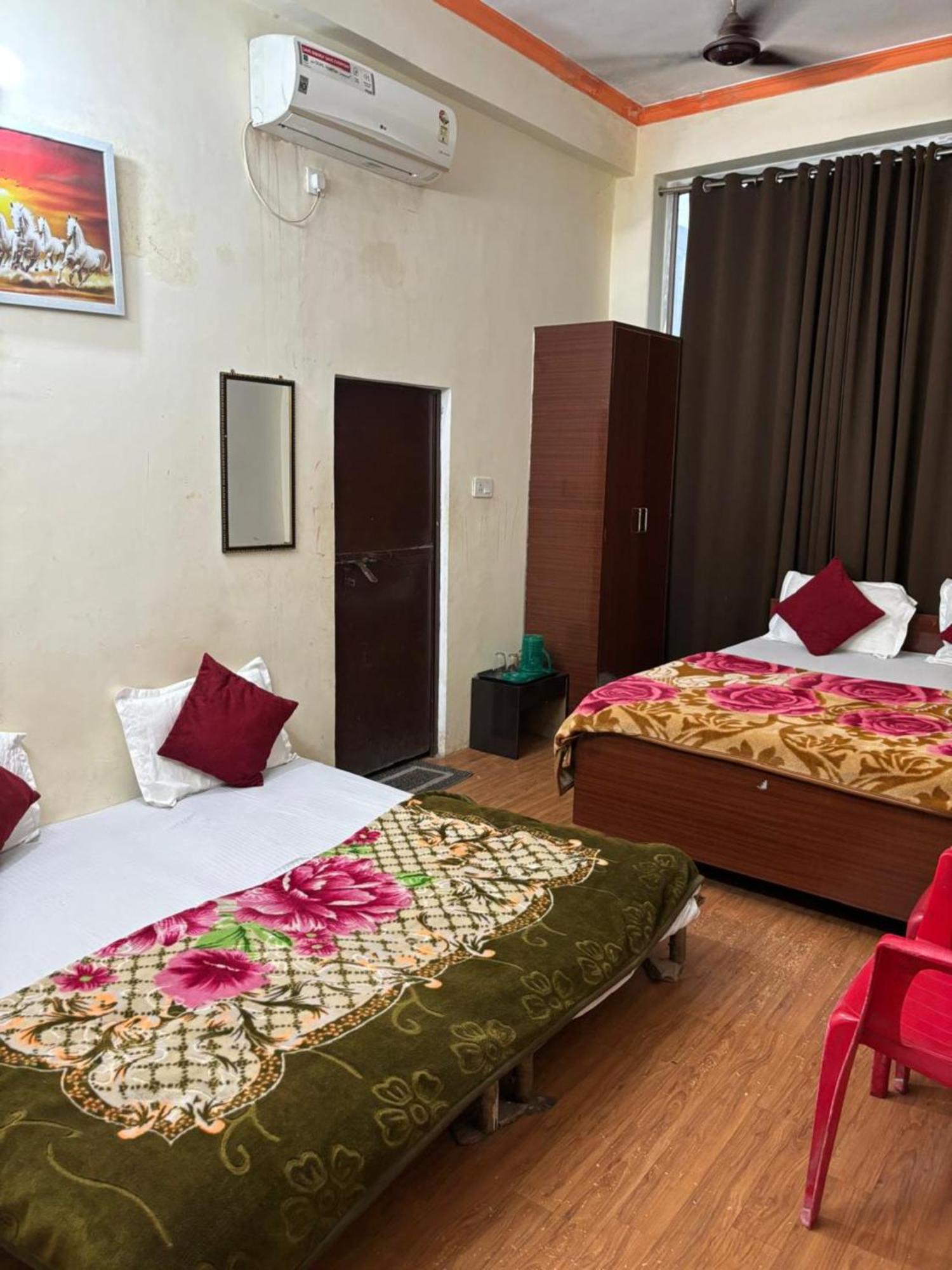 Goroomgo Varanasi Paradise Varanasi - Parking & Restaurant Available - Perfect Location And Comfortable Room מראה חיצוני תמונה