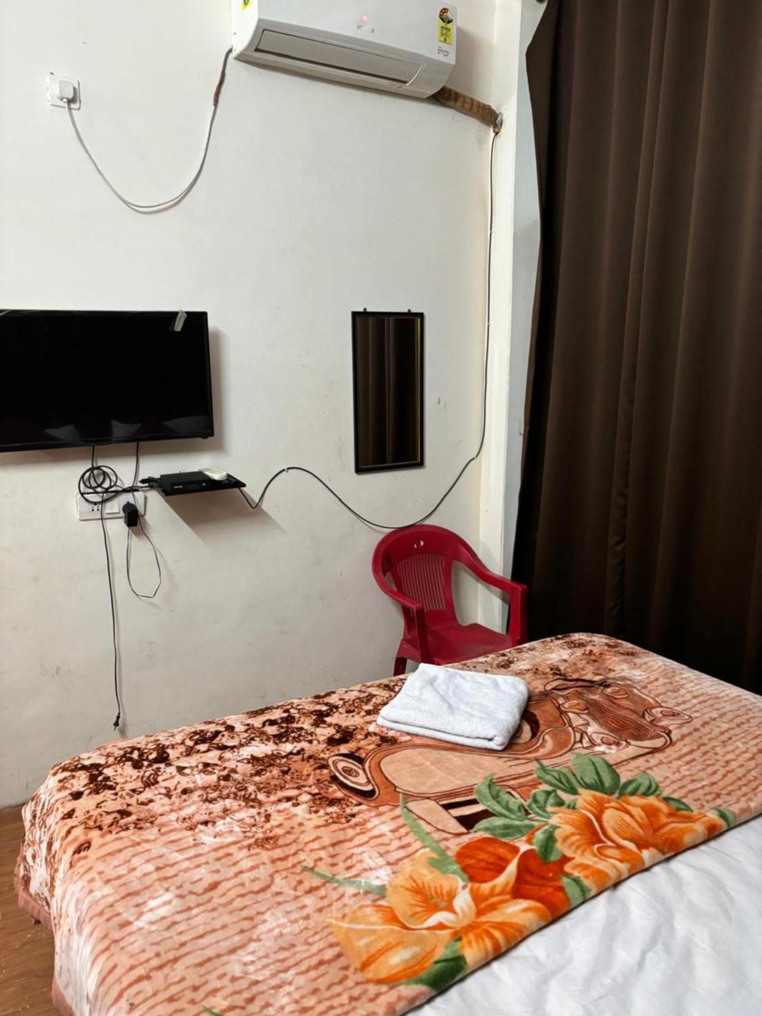 Goroomgo Varanasi Paradise Varanasi - Parking & Restaurant Available - Perfect Location And Comfortable Room מראה חיצוני תמונה