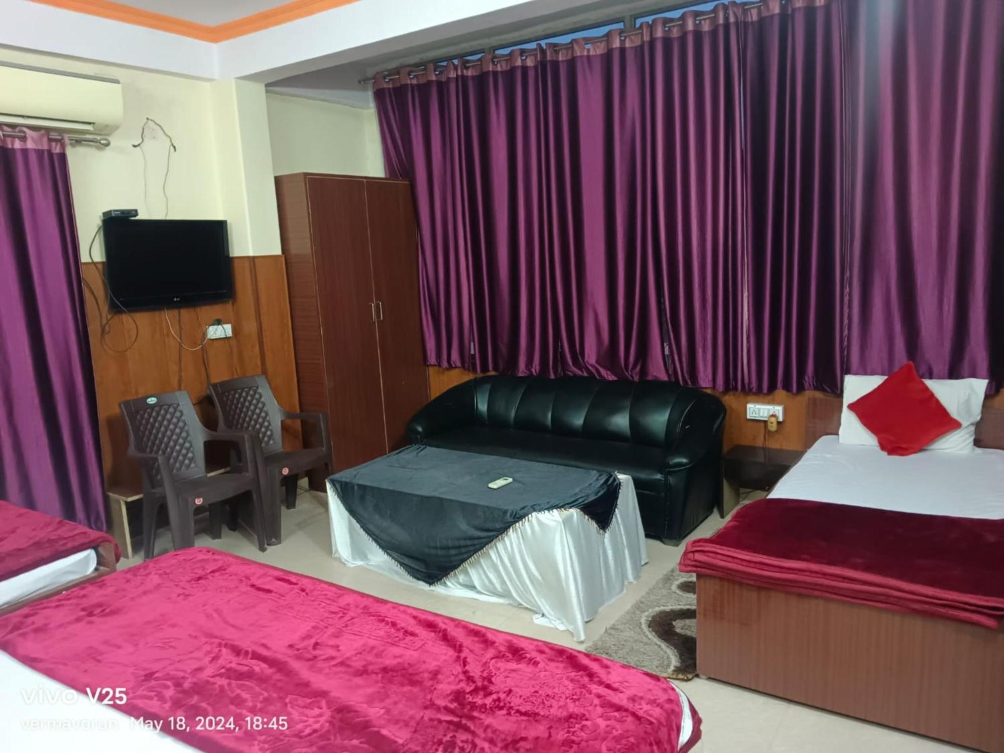 Goroomgo Varanasi Paradise Varanasi - Parking & Restaurant Available - Perfect Location And Comfortable Room מראה חיצוני תמונה