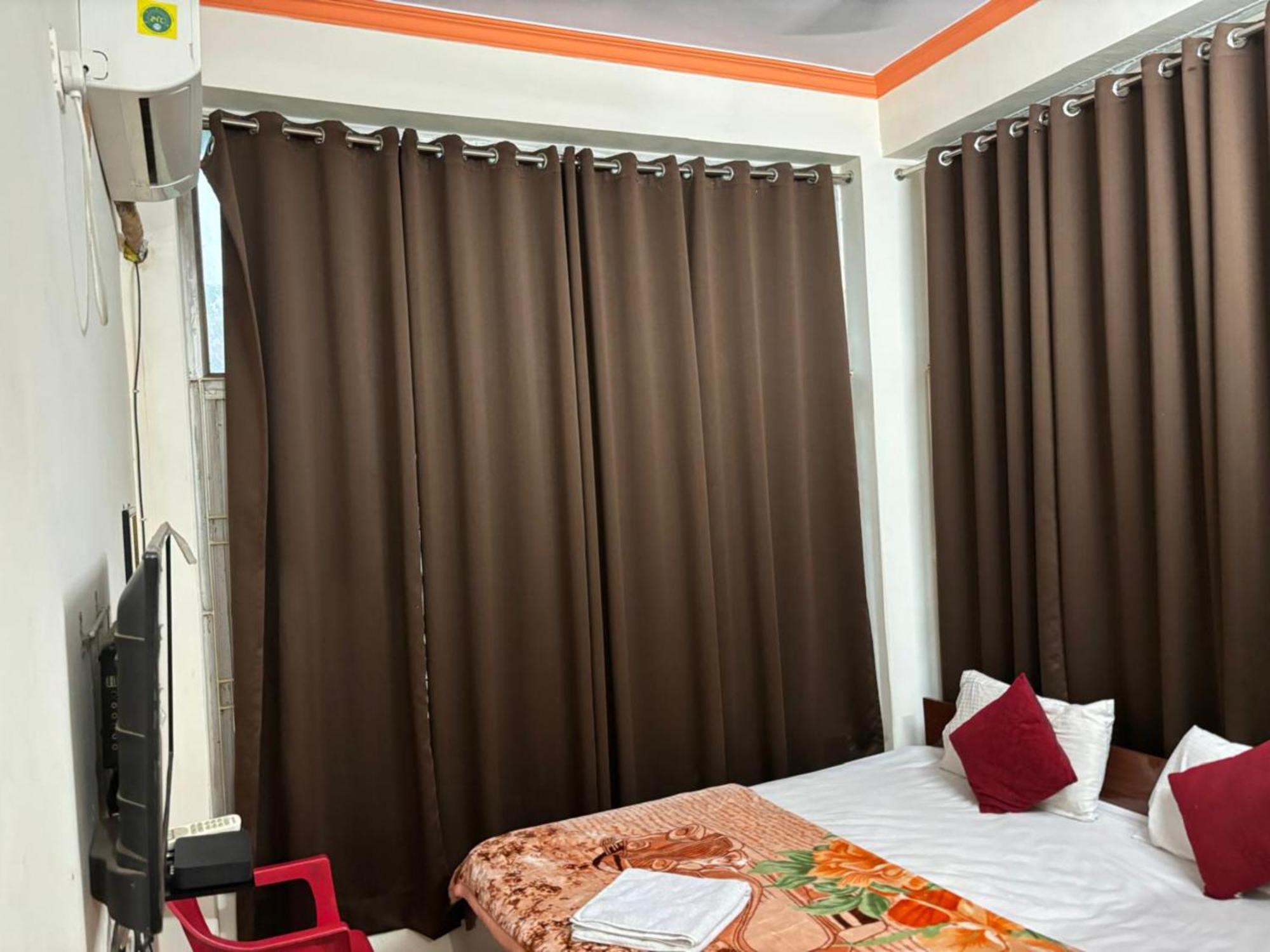 Goroomgo Varanasi Paradise Varanasi - Parking & Restaurant Available - Perfect Location And Comfortable Room מראה חיצוני תמונה